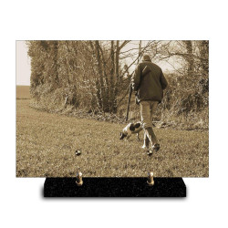 Plaque funéraire rectangle chasseur marchant avec son chien dans un champ (29x21cm)