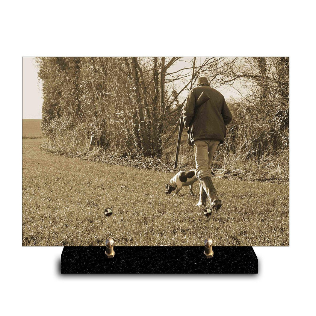 Plaque funéraire rectangle chasseur marchant avec son chien dans un champ (29x21cm)