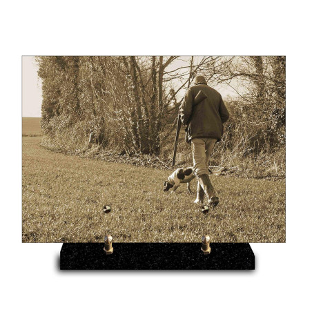 Plaque funéraire rectangle chasseur marchant avec son chien dans un champ (29x21cm)