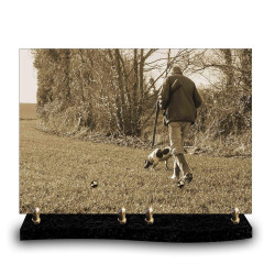 Plaque funéraire rectangle chasseur marchant avec son chien dans un champ (34x24cm)