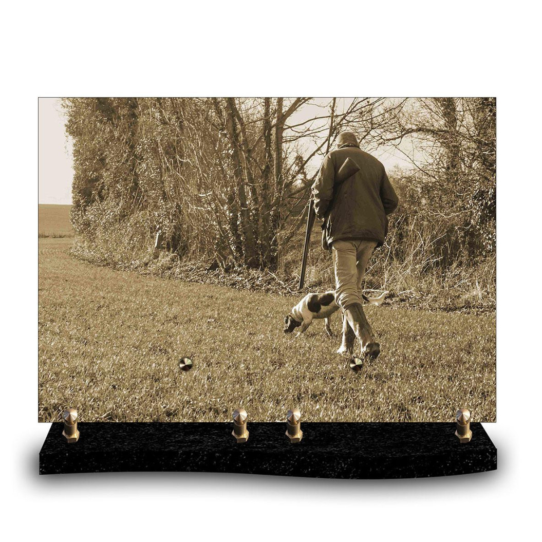 Plaque funéraire rectangle chasseur marchant avec son chien dans un champ (34x24cm)