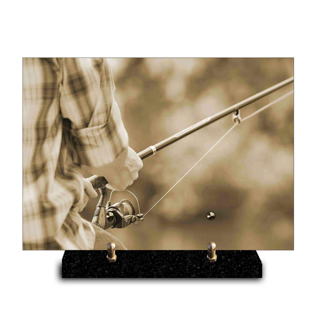 Plaque funéraire rectangle pêcheur tenant une canne à pêche (29x21cm)